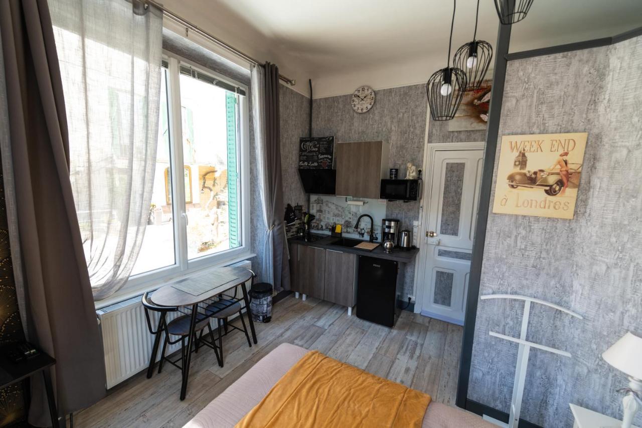 Studio Malou, Cuisine, Salle D'Eau, Terrasse Amenagee Olliergues Dış mekan fotoğraf