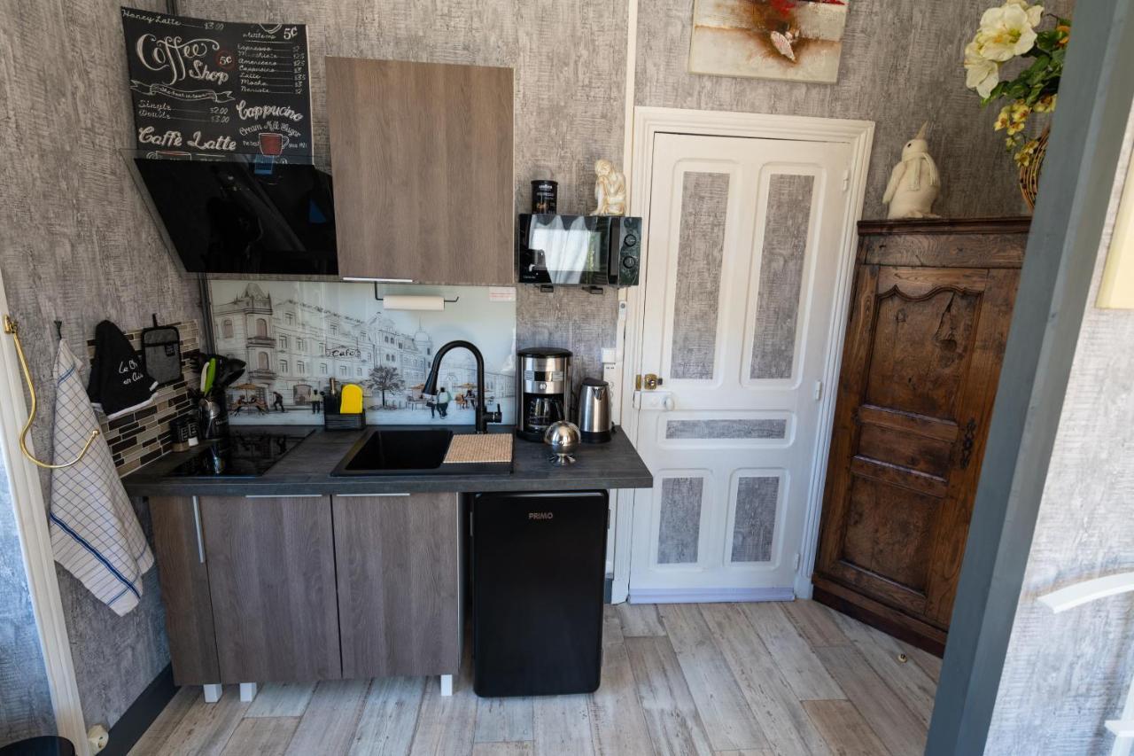 Studio Malou, Cuisine, Salle D'Eau, Terrasse Amenagee Olliergues Dış mekan fotoğraf
