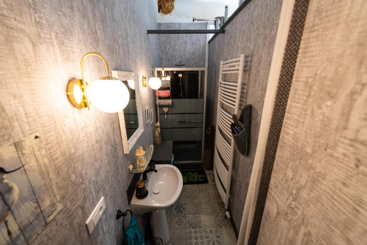 Studio Malou, Cuisine, Salle D'Eau, Terrasse Amenagee Olliergues Dış mekan fotoğraf