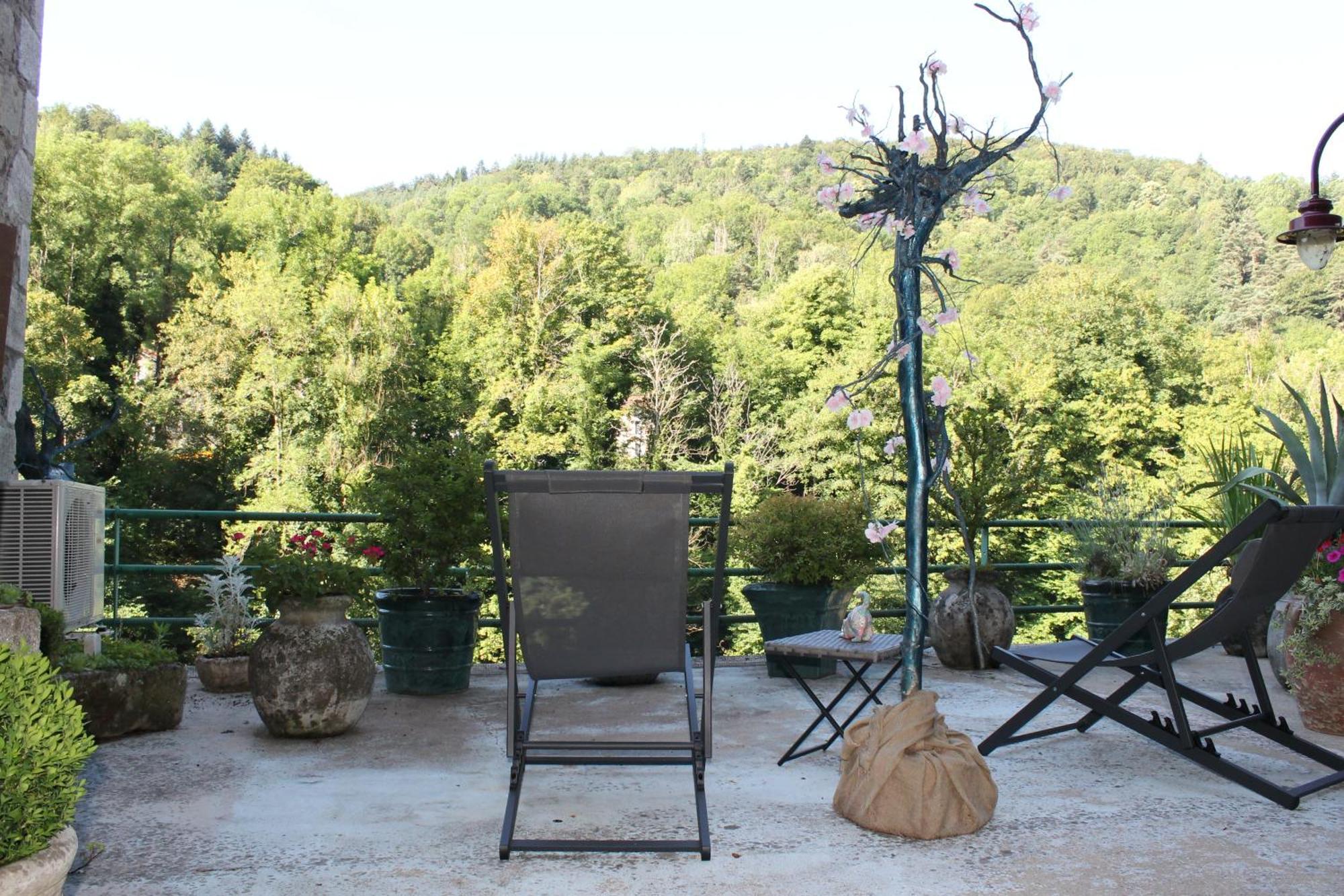 Studio Malou, Cuisine, Salle D'Eau, Terrasse Amenagee Olliergues Dış mekan fotoğraf
