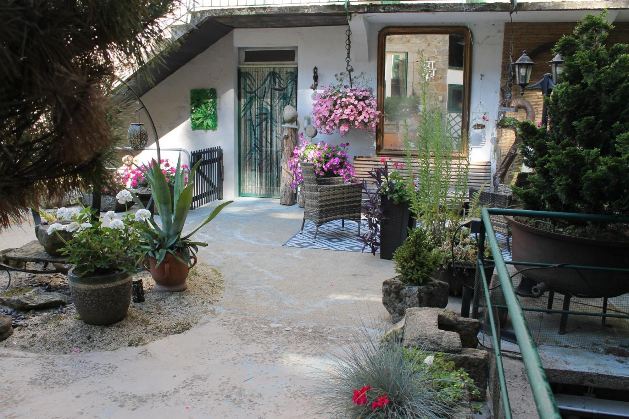 Studio Malou, Cuisine, Salle D'Eau, Terrasse Amenagee Olliergues Dış mekan fotoğraf
