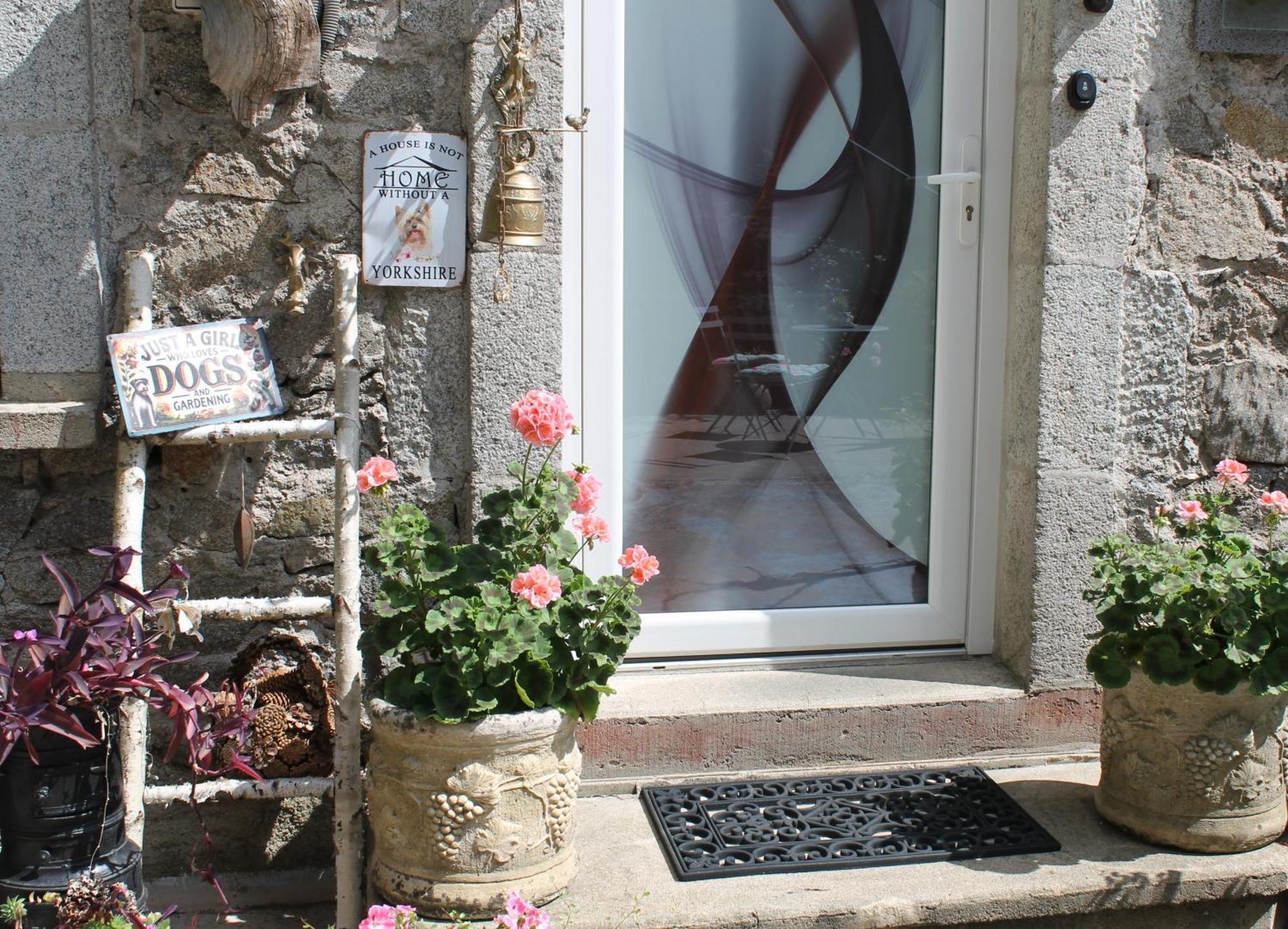 Studio Malou, Cuisine, Salle D'Eau, Terrasse Amenagee Olliergues Dış mekan fotoğraf