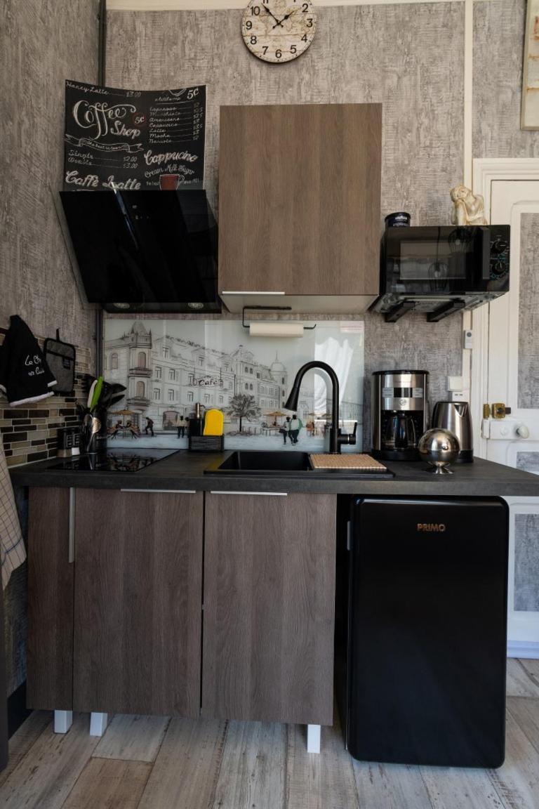Studio Malou, Cuisine, Salle D'Eau, Terrasse Amenagee Olliergues Dış mekan fotoğraf